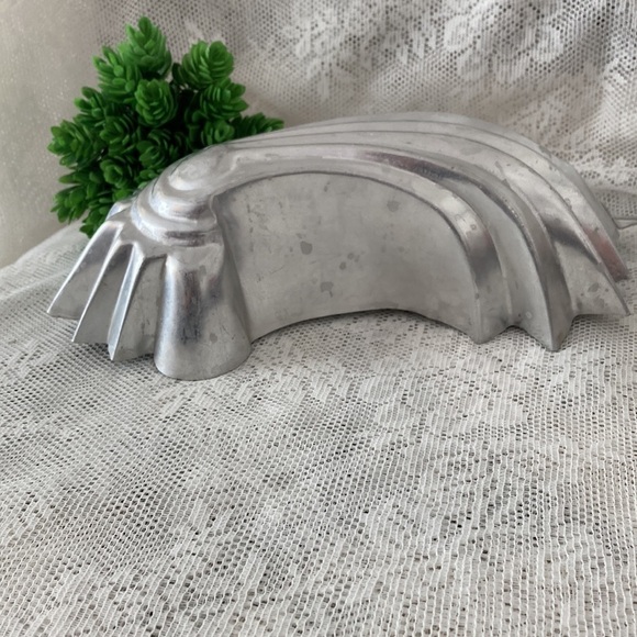 Vintage 1950s to 1960s Swoosh shaped Aluminum Food Mold Made in Italy. - Picture 4 of 4